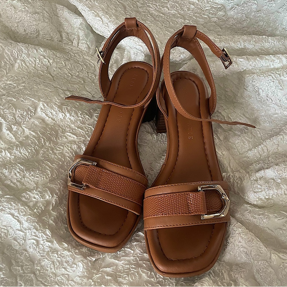 Brown Kelly & Katie Sandles